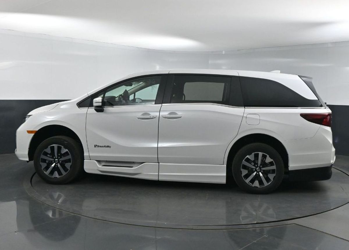 White Honda Odyssey image number 4