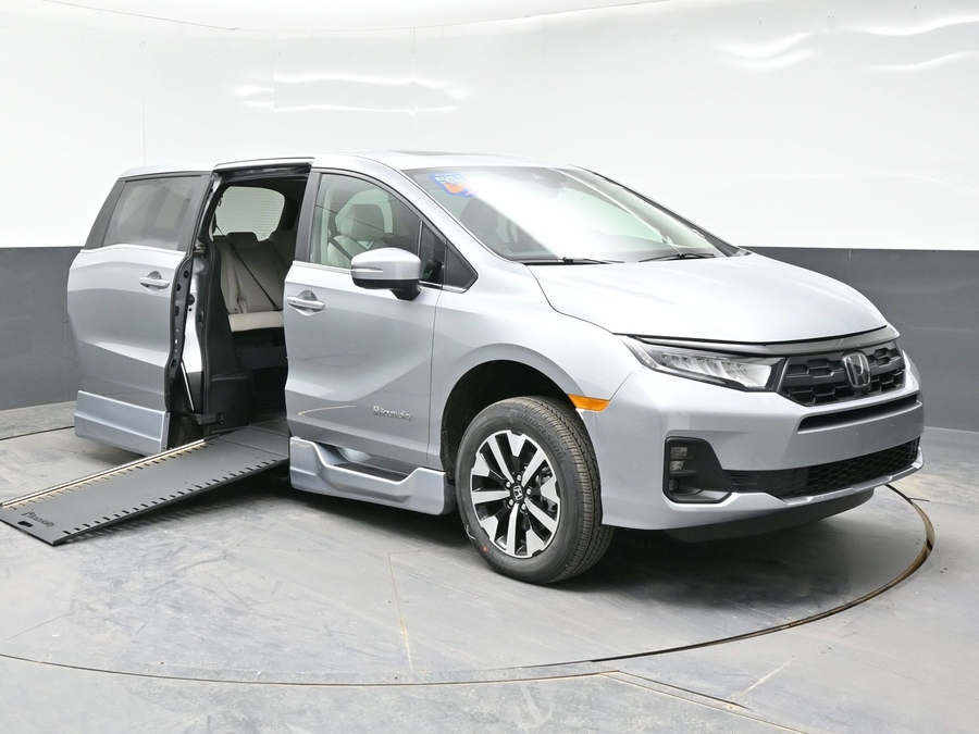Silver Honda Odyssey image number 21