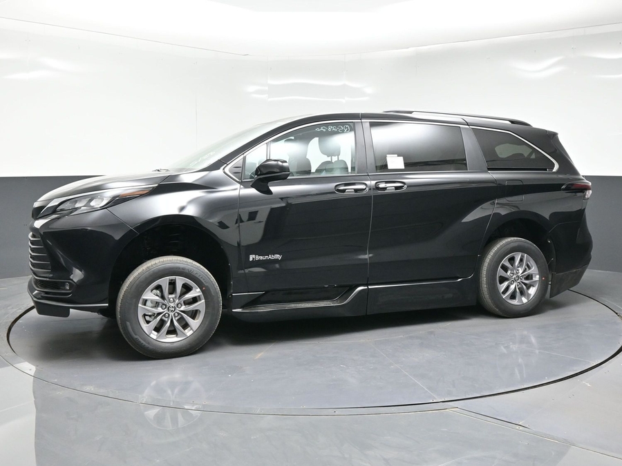 Black Toyota Sienna image number 2