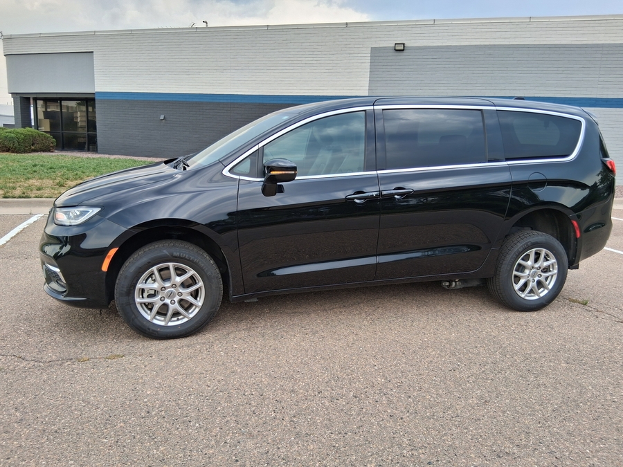 Black Chrysler Pacifica image number 16