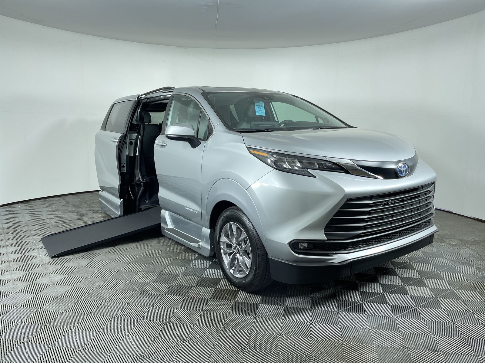 2025 Toyota Sienna AWD XLE Plus