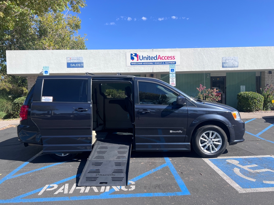 Used 2014 Dodge Grand Caravan SXT - BraunAbility Side Entry Fold Out Automatic Ramp