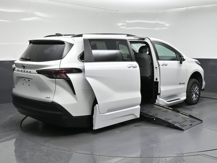 New 2026 Toyota Sienna Hybrid XLE Base - BraunAbility Side Entry Fold Out Automatic Ramp