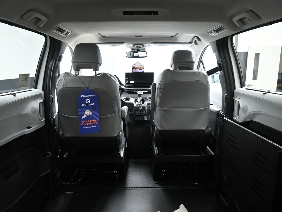 New 2026 Toyota Sienna Hybrid XLE Plus - BraunAbility Side Entry Entry Fold Out Automatic Ramp