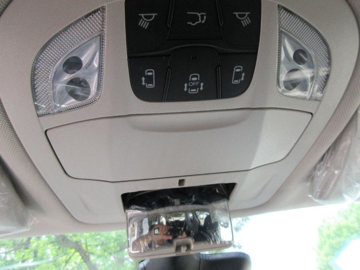 Silver Chrysler Voyager image number 21