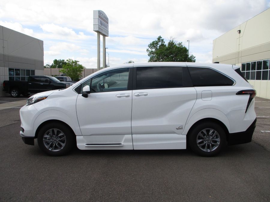 New 2025 Toyota Sienna Hybrid LE w MID ROW - Vantage Mobility Commercial Side Entry Entry In Floor Manual Ramp
