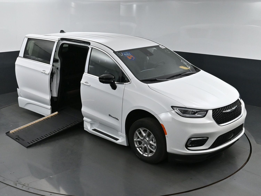 New 2025 Chrysler Pacifica Select Safety - BraunAbility Side Entry Entry In Floor Automatic Ramp