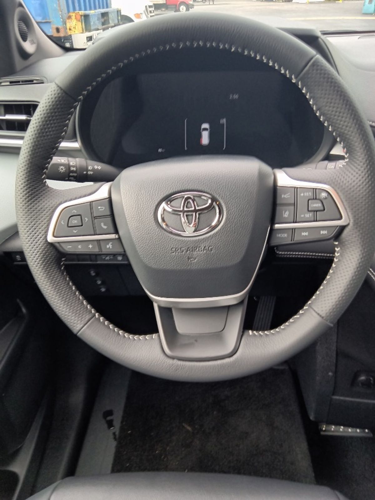 Grey Toyota Sienna image number 1