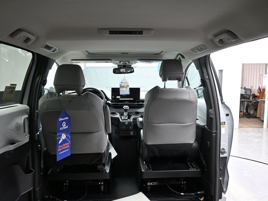 New 2025 Toyota Sienna Hybrid XLE Plus - BraunAbility Side Entry Entry In Floor Automatic Ramp