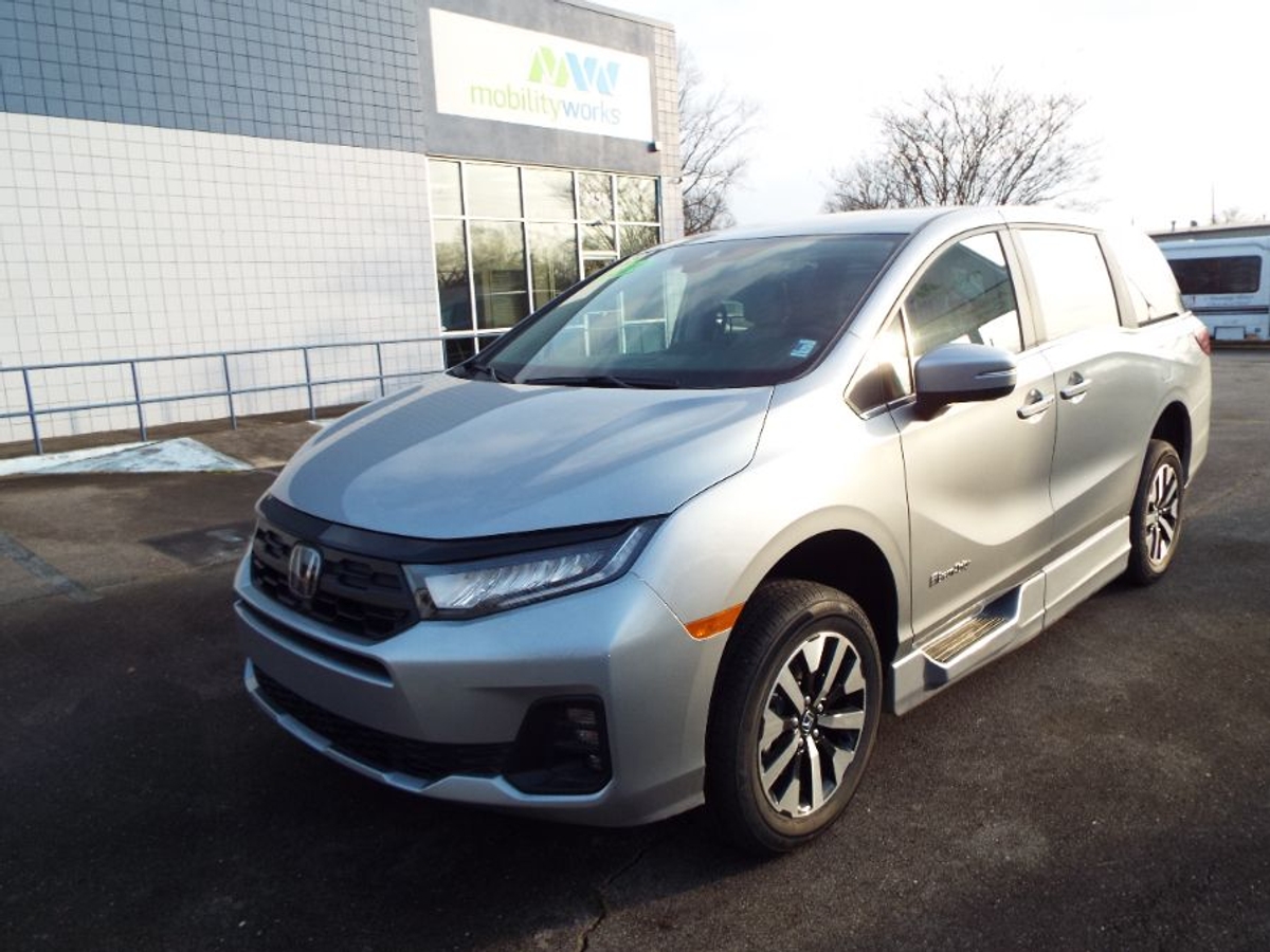 Silver Honda Odyssey image number 1