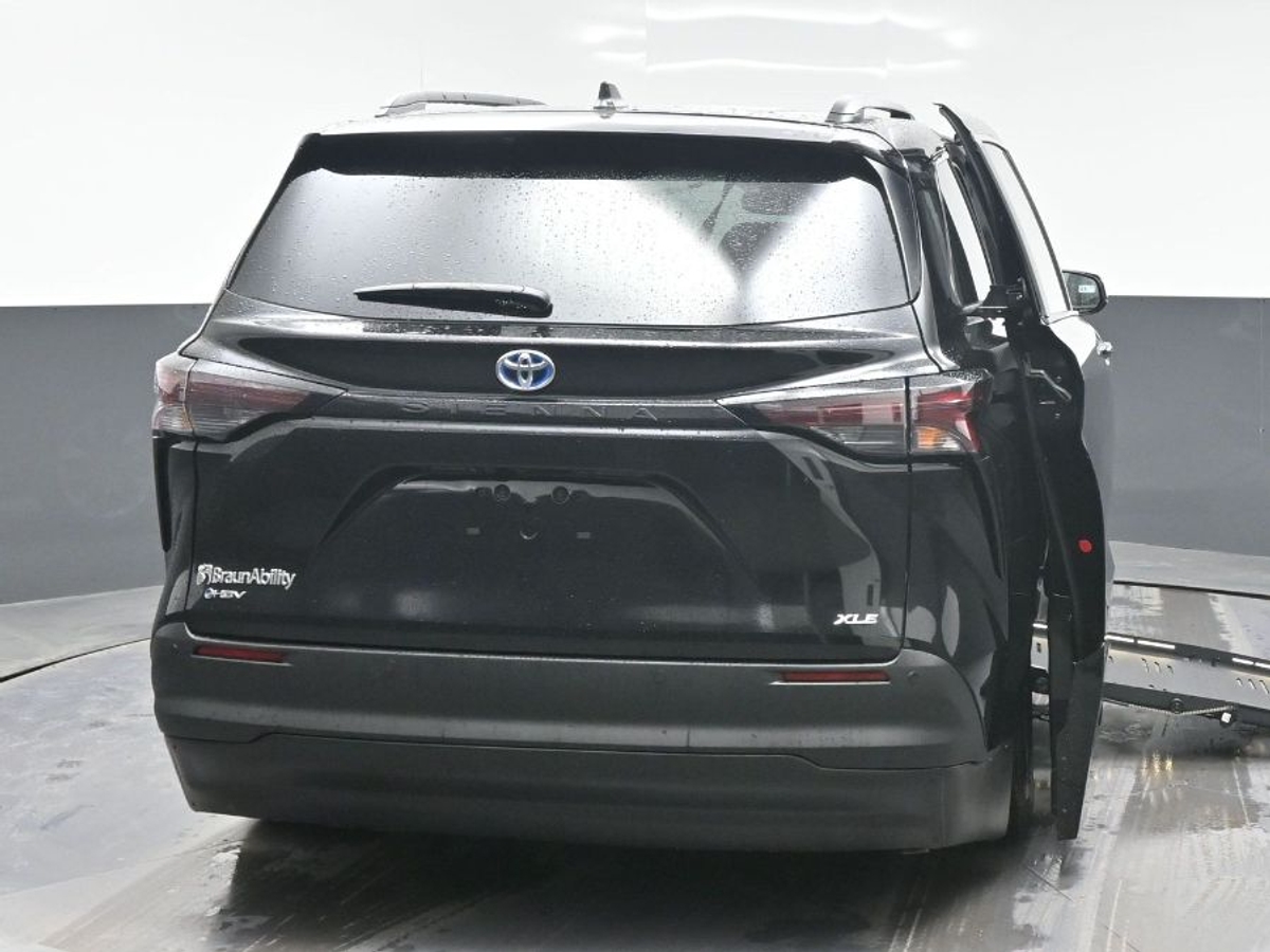 Black Toyota Sienna image number 2