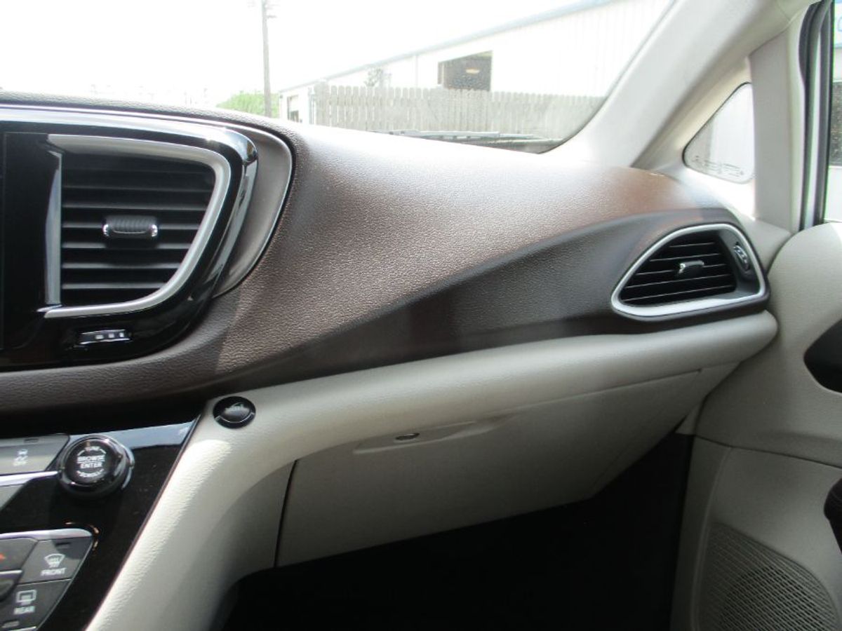 White Chrysler Pacifica image number 12