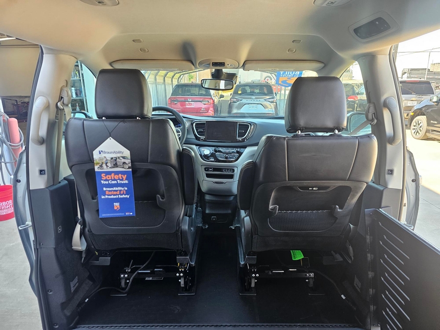 Silver Chrysler Pacifica image number 7