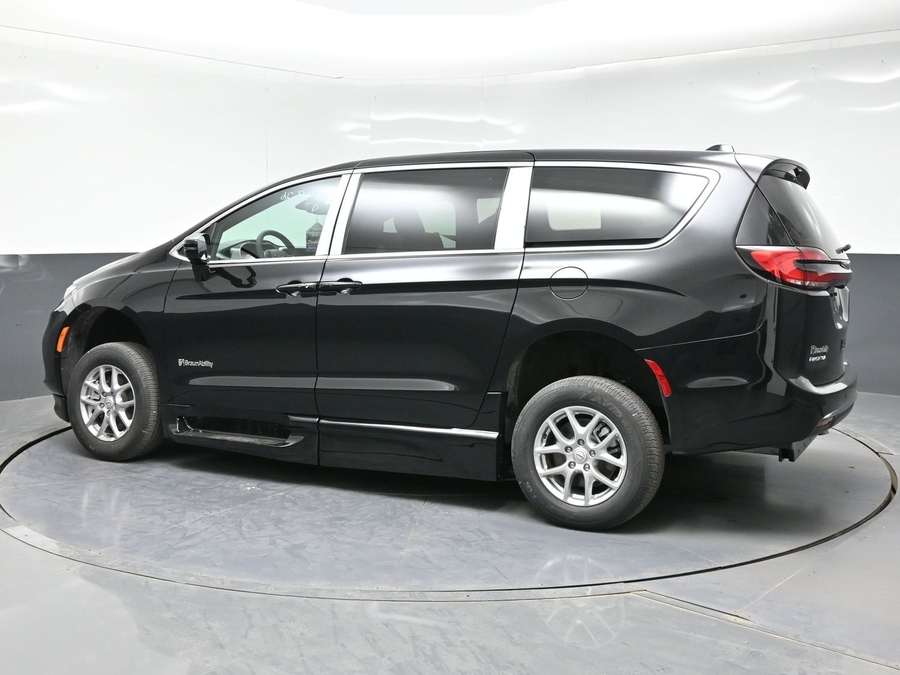 Black Chrysler Pacifica image number 8