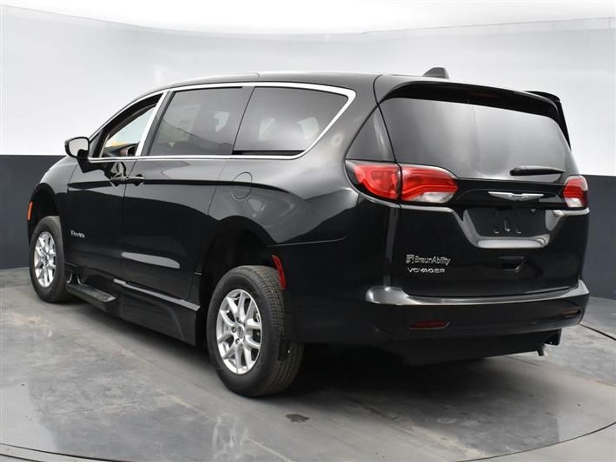 Black Chrysler Voyager image number 9