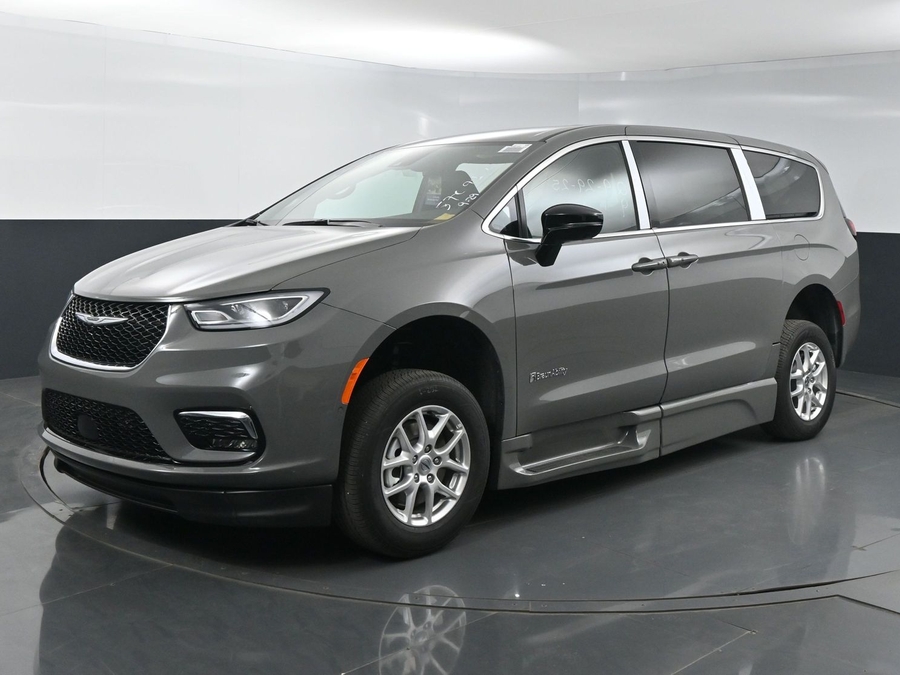 New 2025 Chrysler Pacifica Select Safety - BraunAbility Side Entry Entry Fold Out Automatic Ramp