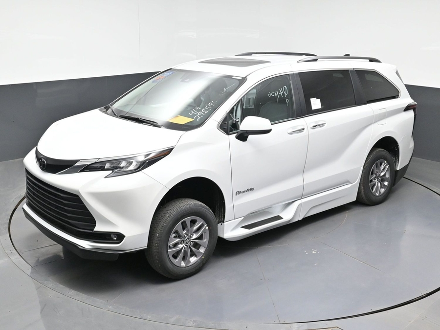 New 2026 Toyota Sienna Hybrid XLE Base - BraunAbility Side Entry Entry In Floor Automatic Ramp