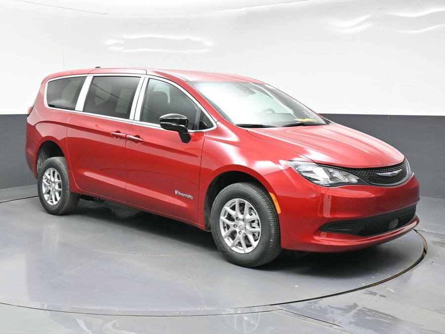 Red Chrysler Voyager image number 24
