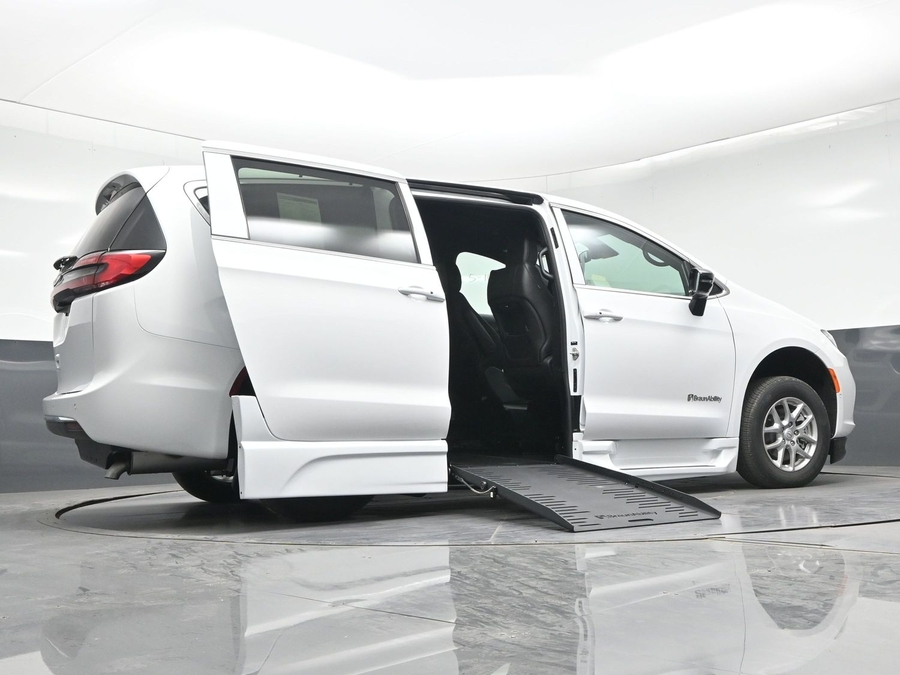 White Chrysler Pacifica image number 18