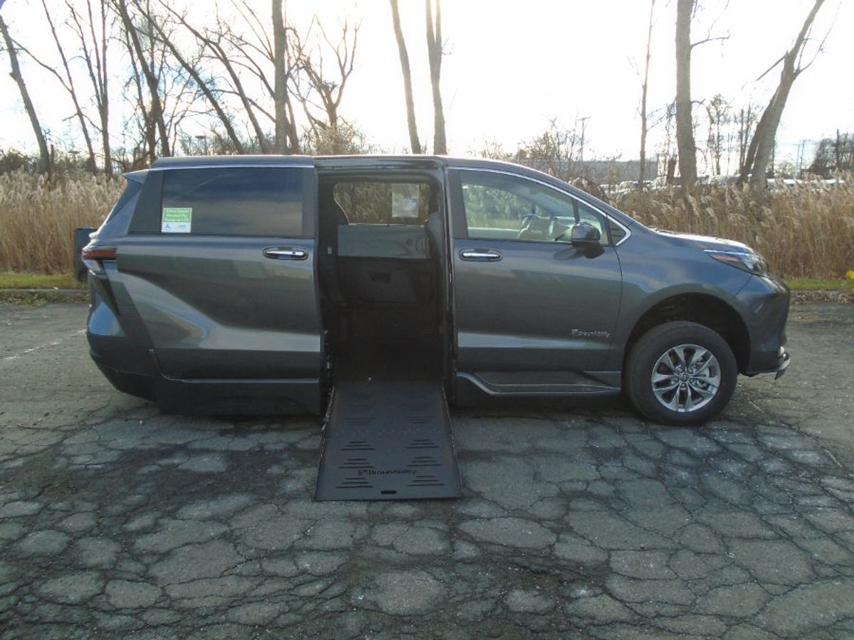 2025 Toyota Sienna XLE's photo