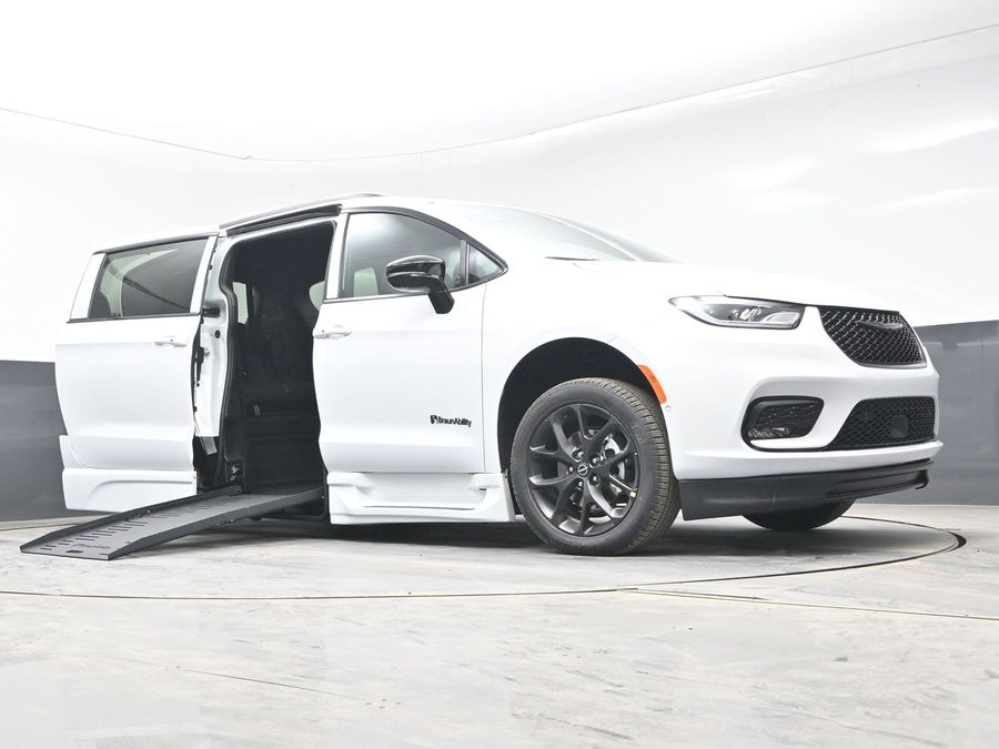 New 2026 Chrysler Pacifica Select Sport - BraunAbility Side Entry Entry Fold Out Automatic Ramp