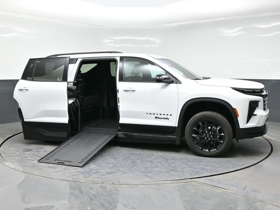 New 2025 Chevrolet Traverse 1LT Midnight - BraunAbility Side Entry Entry In Floor Automatic Ramp
