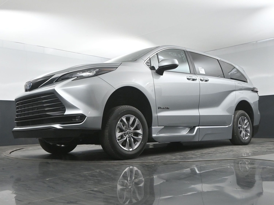 New 2025 Toyota Sienna Hybrid XLE Base - BraunAbility Side Entry Entry Fold Out Automatic Ramp
