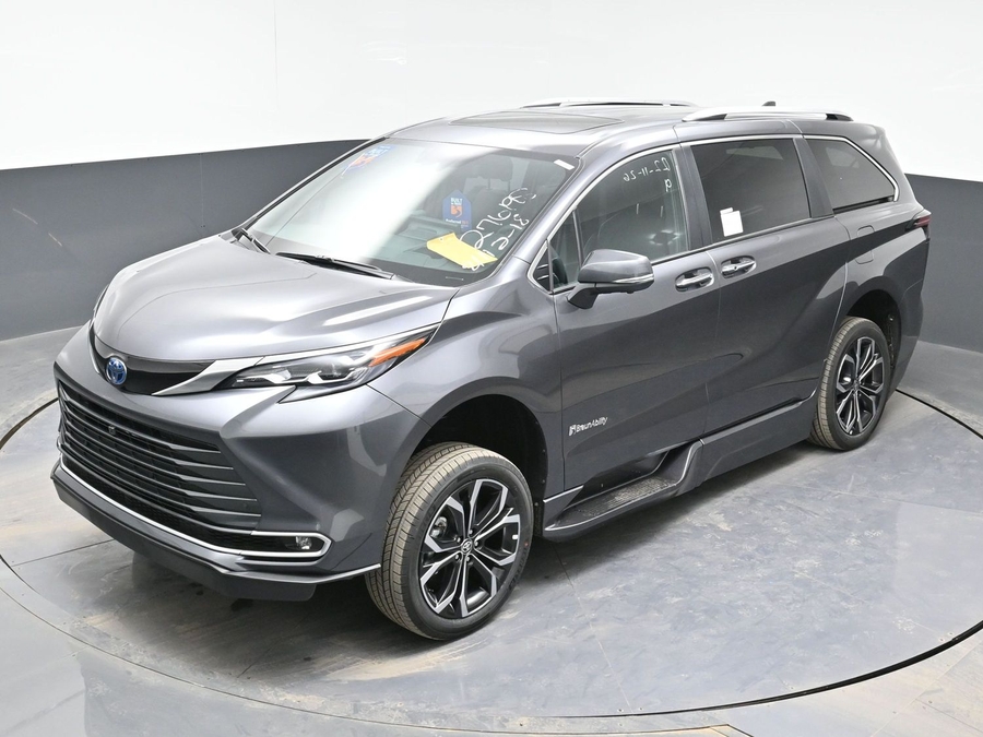 Grey Toyota Sienna image number 23