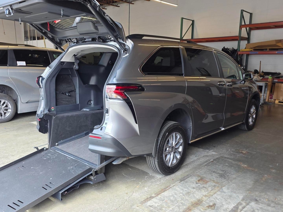 New 2026 Toyota Sienna Hybrid XLE - Freedom Rear Entry Entry Fold Out Automatic Ramp
