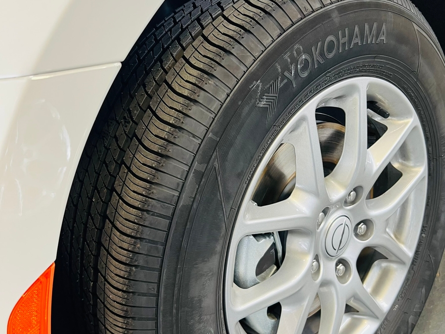 White Chrysler Pacifica image number 14