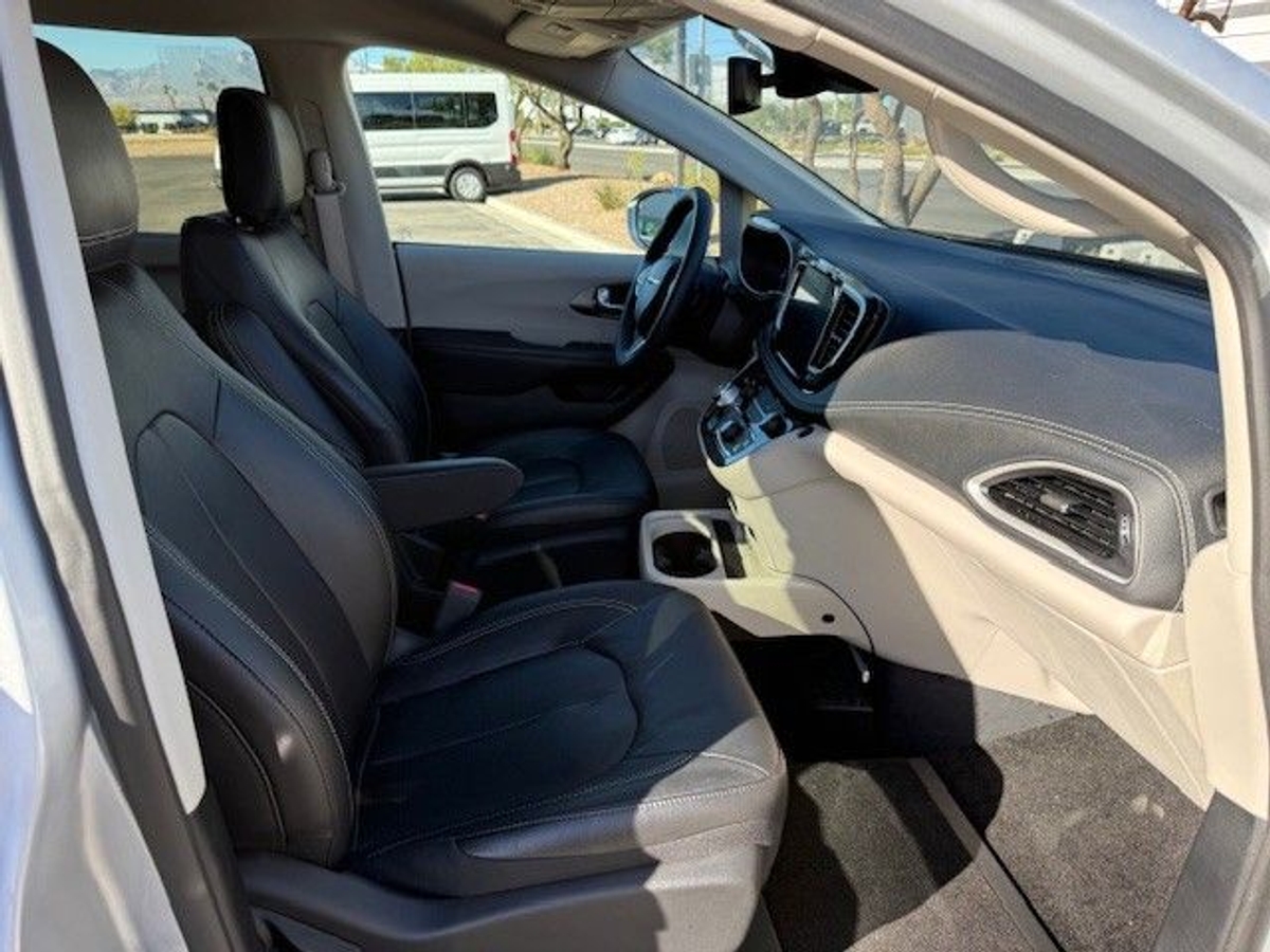 Silver Chrysler Pacifica image number 15