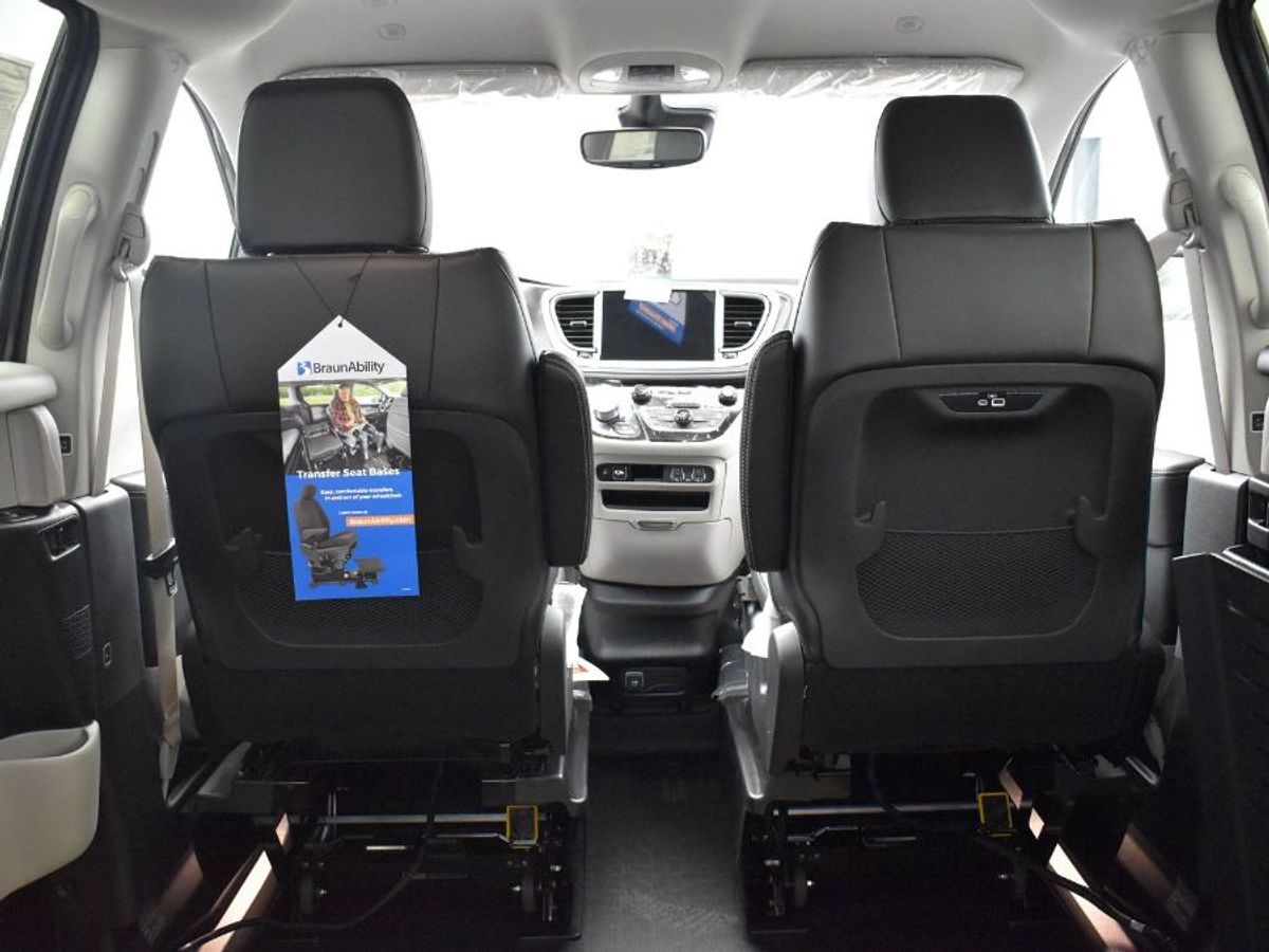 Grey Chrysler Pacifica image number 19