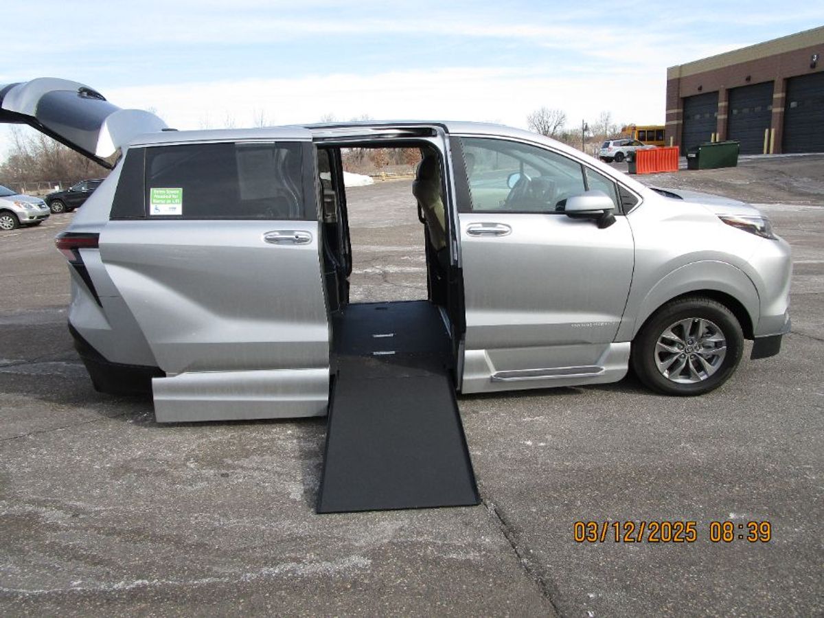 2024 TOYOTA SIENNA - Image 2