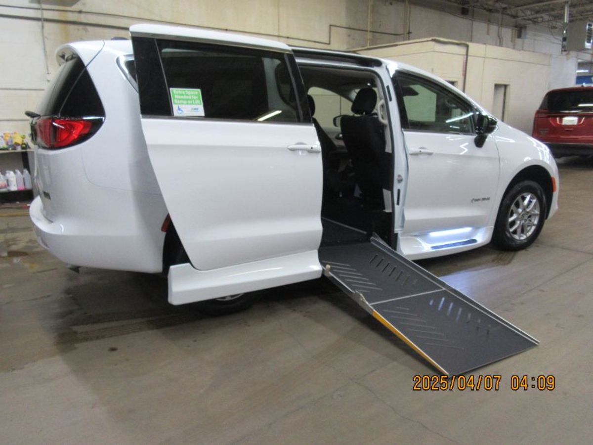 White Chrysler Voyager image number 18