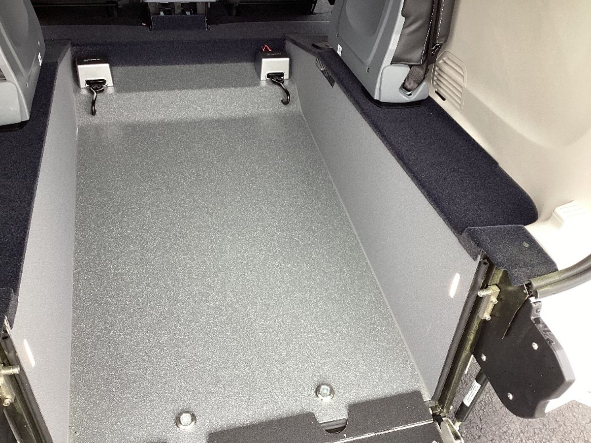 White Chrysler Voyager image number 15