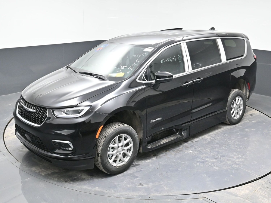 Black Chrysler Pacifica image number 23