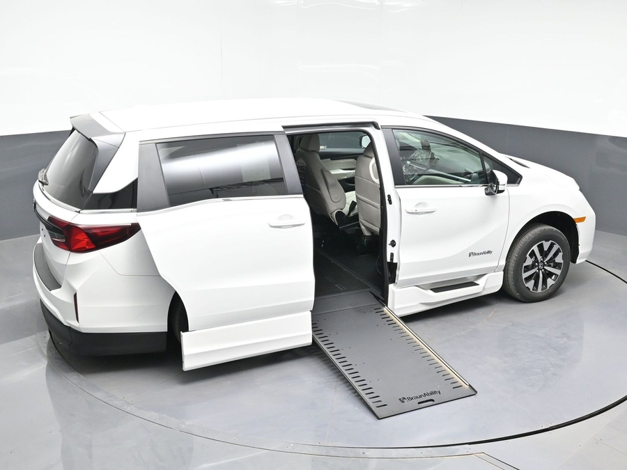 White Honda Odyssey image number 22