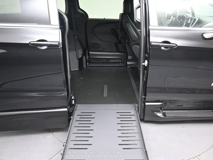 Black Chrysler Pacifica image number 10
