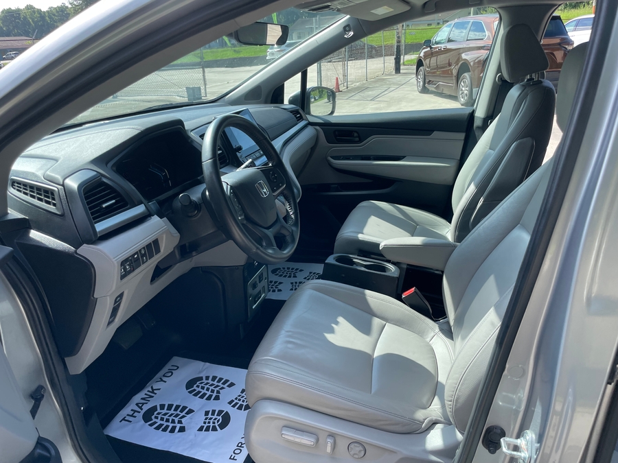 Silver Honda Odyssey image number 9