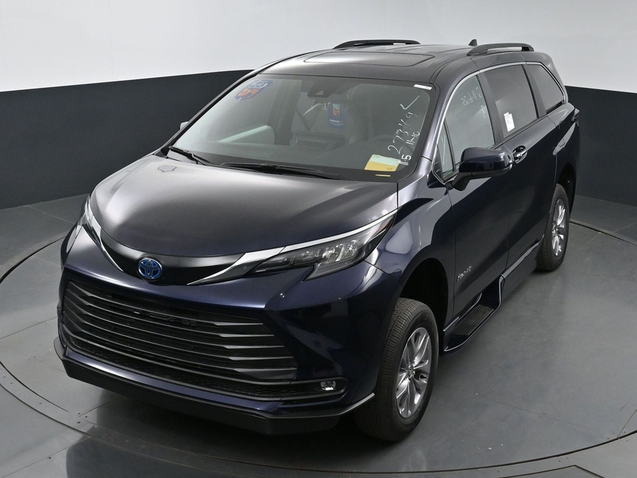 New 2025 Toyota Sienna Hybrid XLE Plus - BraunAbility Side Entry Entry Fold Out Automatic Ramp