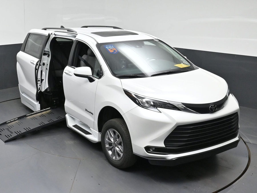White Toyota Sienna image number 22