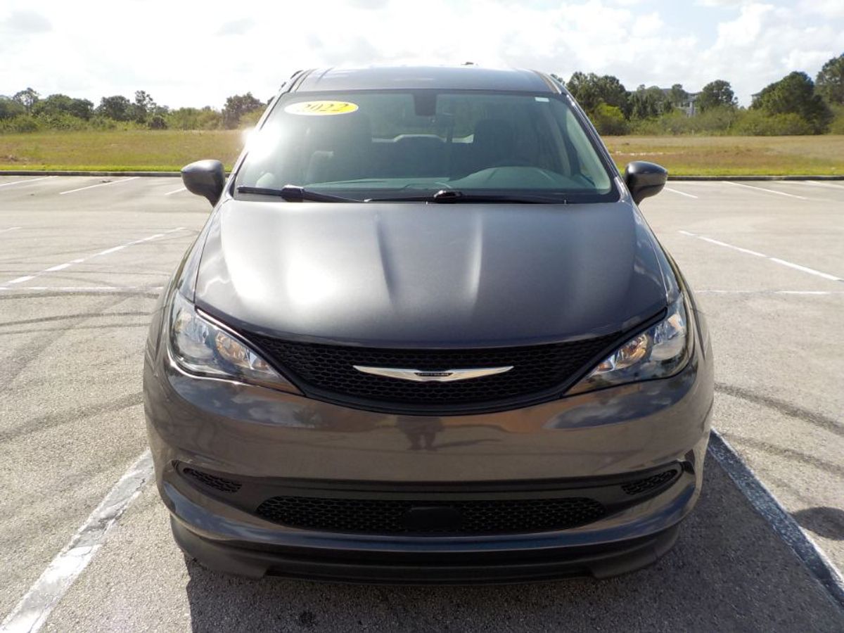 Grey Chrysler Voyager image number 2