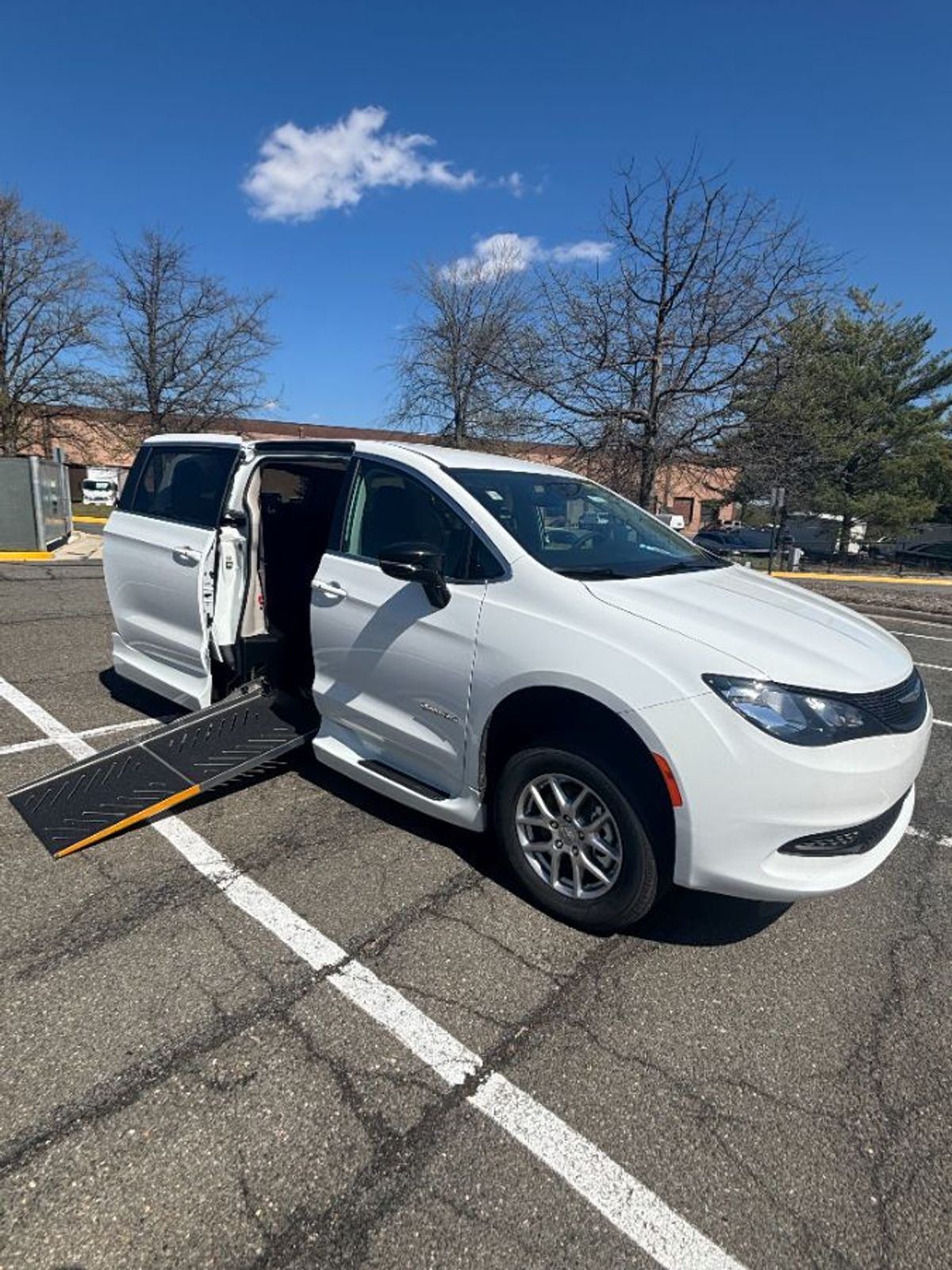 White Chrysler Voyager image number 18