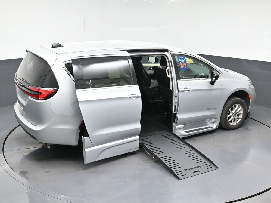 Silver Chrysler Pacifica image number 19