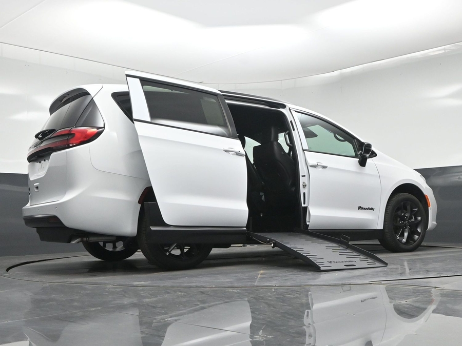 New 2026 Chrysler Pacifica Select Sport - BraunAbility Side Entry Fold Out Manual Ramp
