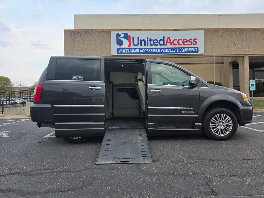 Used 2016 Chrysler Town and Country Touring-L - BraunAbility Side Entry Entry In Floor Automatic Ramp