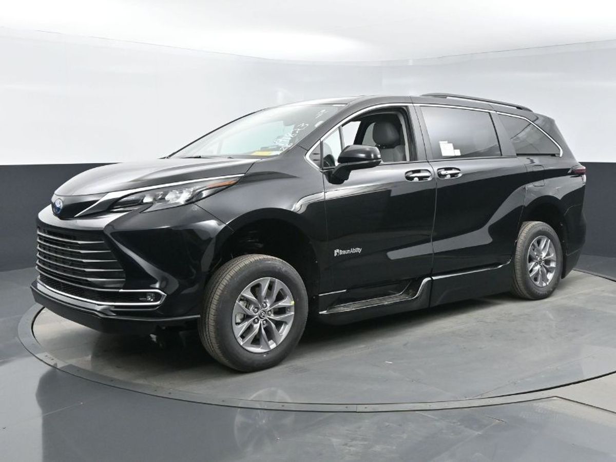 Black Toyota Sienna image number 19