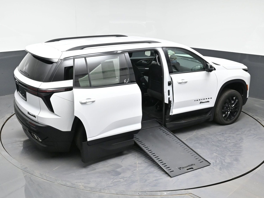 New 2025 Chevrolet Traverse 1LT Midnight - BraunAbility Side Entry Entry In Floor Automatic Ramp