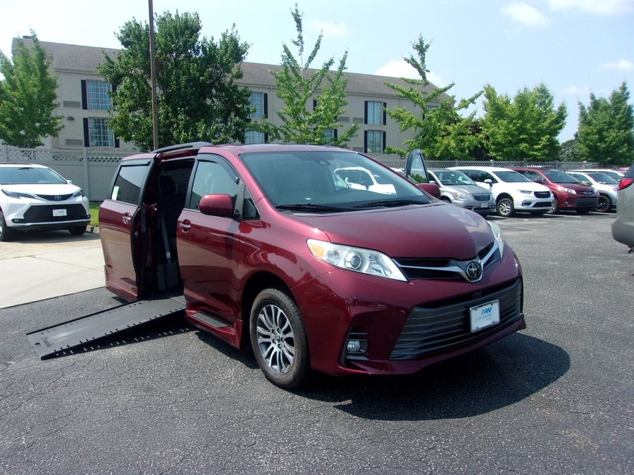 Red Toyota Sienna image number 2