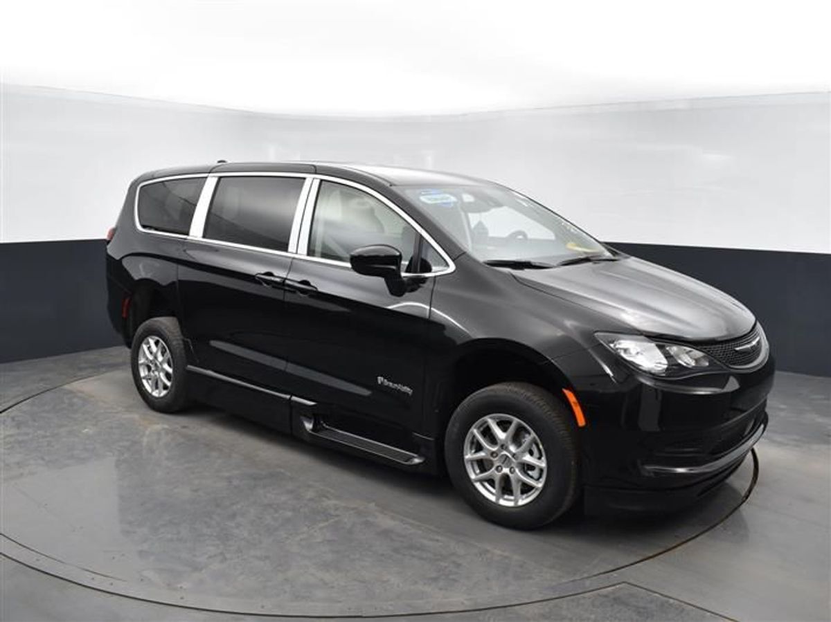 Black Chrysler Voyager image number 20